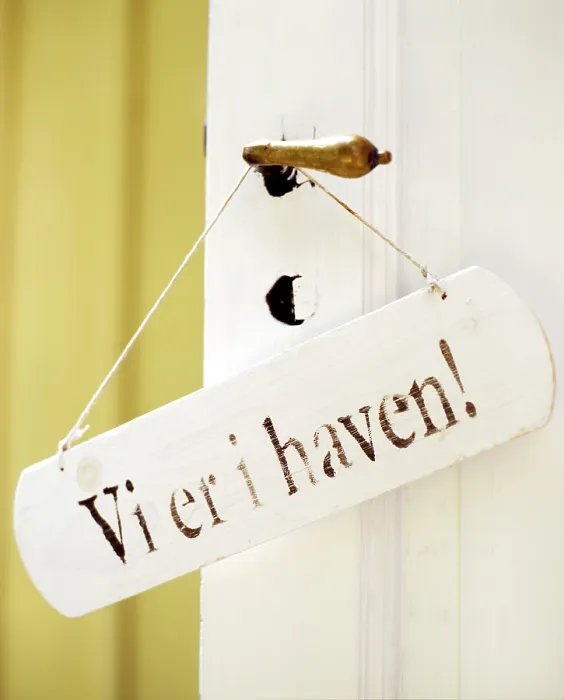Gerahmter Druck : Vordertür mit Schild. Gerahmter Druck : Vordertür mit Schild.