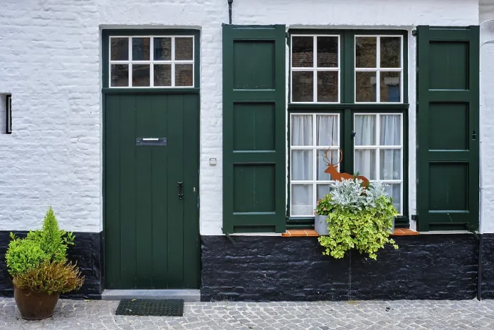 Gerahmter Druck : Tür und Fenster eines alten Hauses. Gerahmter Druck : Tür und Fenster eines alten Hauses.