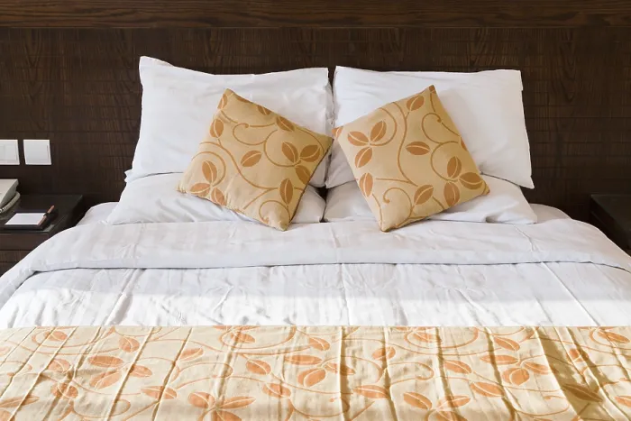 Gerahmter Druck : Doppelbett im Schlafzimmer. Gerahmter Druck : Doppelbett im Schlafzimmer.
