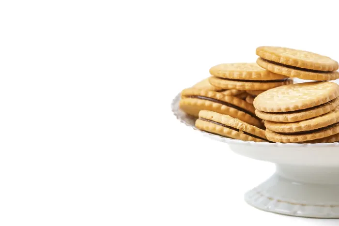 Gerahmter Druck : Doppelte Biscuits in weißer Schüssel, weißem Hintergrund. Gerahmter Druck : Doppelte Biscuits in weißer Schüssel, weißem Hintergrund.
