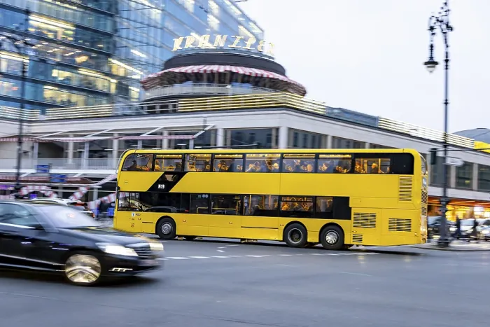 Gerahmter Druck : Doppeldeckerbus am Kurfürstendamm Gerahmter Druck : Doppeldeckerbus am Kurfürstendamm
