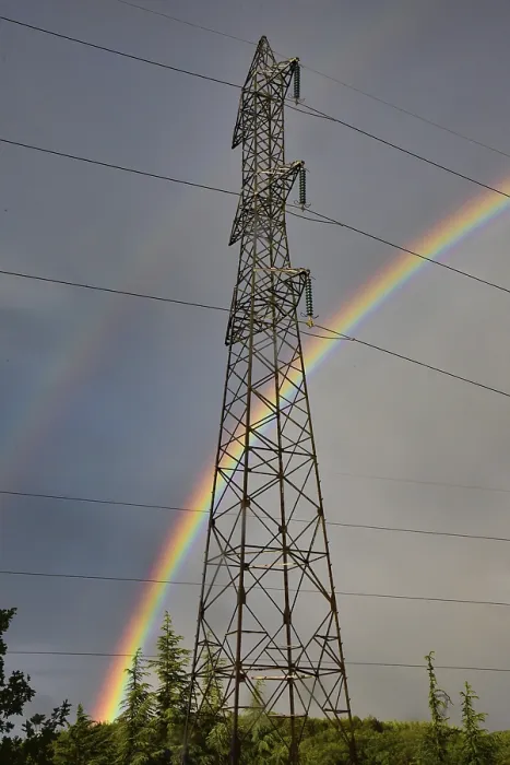 Gerahmter Druck : Doppelregenbogen hinter einem Hochspannungsmast. Gerahmter Druck : Doppelregenbogen hinter einem Hochspannungsmast.
