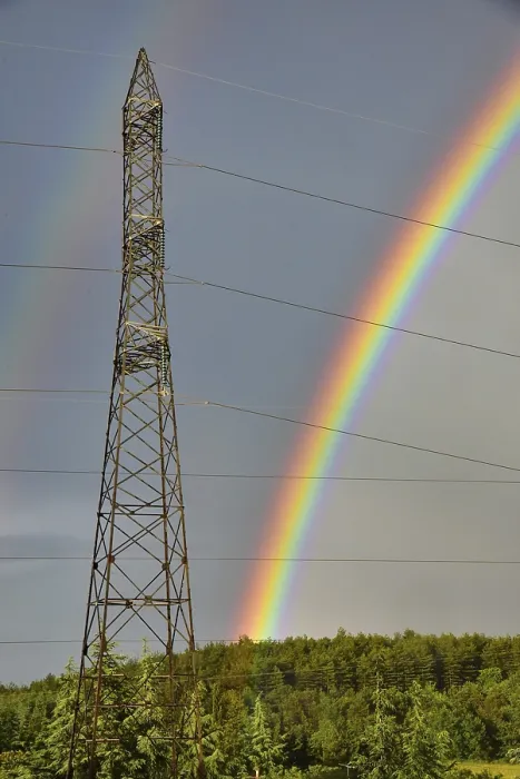 Gerahmter Druck : Doppelregenbogen hinter einem Hochspannungsmast.