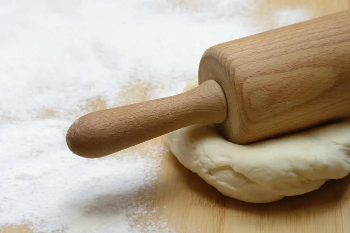 Gerahmter Druck : Teigwalze auf Teig. Gerahmter Druck : Teigwalze auf Teig.