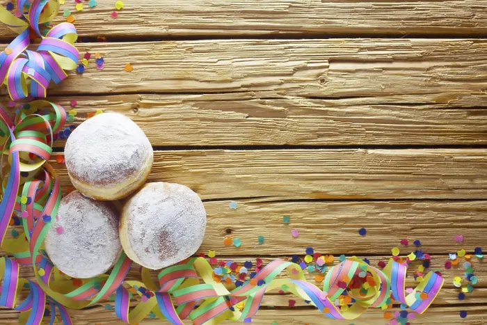 Gerahmter Druck : Krapfen und Partybänder mit Kopierfläche. Gerahmter Druck : Krapfen und Partybänder mit Kopierfläche.