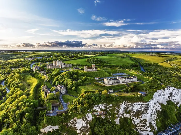 Gerahmter Druck : Dover Castle aus einer Drohne, Weißer Felsen. Gerahmter Druck : Dover Castle aus einer Drohne, Weißer Felsen.