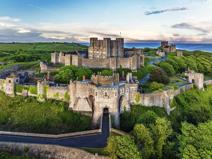 Gerahmter Druck : Dover Castle aus der Sicht eines Drohnen, Weißer Felsen. Gerahmter Druck : Dover Castle aus der Sicht eines Drohnen, Weißer Felsen.