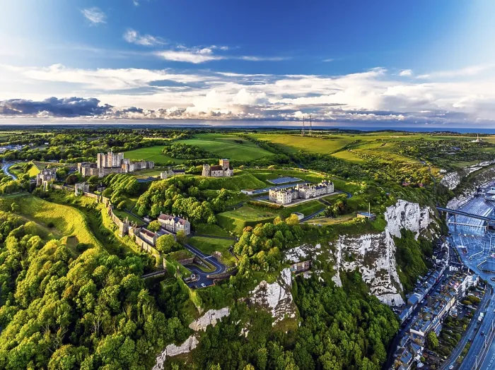 Gerahmter Druck : Dover Castle aus einem Drohnen, Weißer Felsen. Gerahmter Druck : Dover Castle aus einem Drohnen, Weißer Felsen.