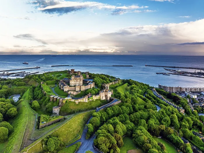 Gerahmter Druck : Dover Castle aus der Sicht eines Drohnen, Weißer Felsen. Gerahmter Druck : Dover Castle aus der Sicht eines Drohnen, Weißer Felsen.