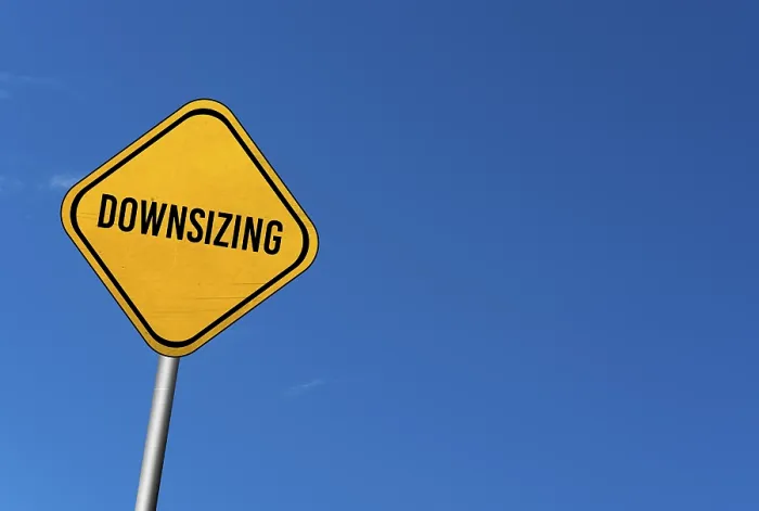 Gerahmter Druck : Downsizing, gelber Schild mit blauem Himmel. Gerahmter Druck : Downsizing, gelber Schild mit blauem Himmel.