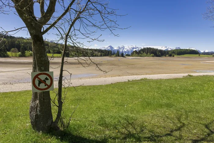 Gerahmter Druck : Abgelaugt Forggensee, leer, Speicher.