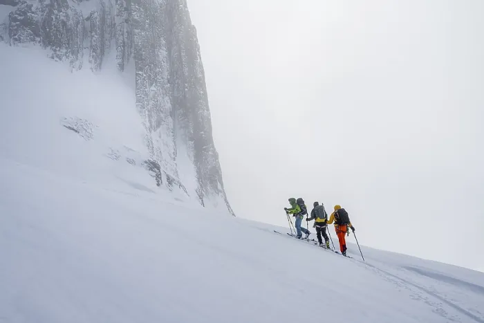 Gerahmter Druck : Dramatische Atmosphäre, Skitourer. Gerahmter Druck : Dramatische Atmosphäre, Skitourer.
