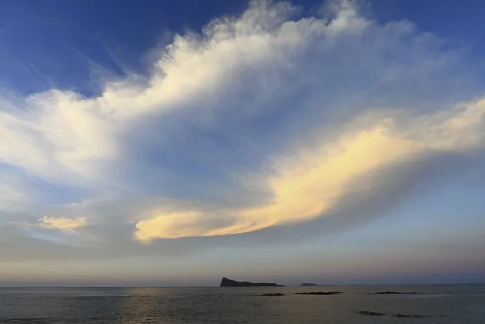 Gerahmter Druck : Dramatische Wolken an der Küste über einer Insel. Gerahmter Druck : Dramatische Wolken an der Küste über einer Insel.