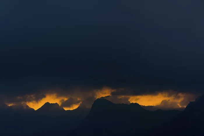 Gerahmter Druck : Dramatische Wolken über Lechtaler Bergen. Gerahmter Druck : Dramatische Wolken über Lechtaler Bergen.