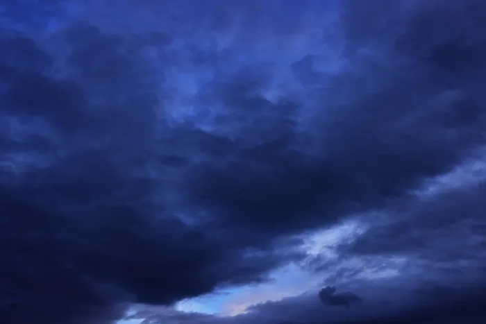 Gerahmter Druck : Dramatischer Wolkenhimmel am Abend, Regenwolken, Österreich. Gerahmter Druck : Dramatischer Wolkenhimmel am Abend, Regenwolken, Österreich.