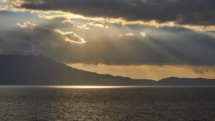 Gerahmter Druck : Dramatischer bewölkter Abendhimmel, Sonnenstrahlen brechen durch die Wolken. Gerahmter Druck : Dramatischer bewölkter Abendhimmel, Sonnenstrahlen brechen durch die Wolken.
