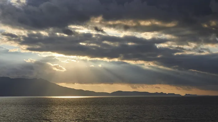 Gerahmter Druck : Dramatischer wolkenverhangener Abendhimmel, Sonnenstrahlen brechen durch die Wolken. Gerahmter Druck : Dramatischer wolkenverhangener Abendhimmel, Sonnenstrahlen brechen durch die Wolken.