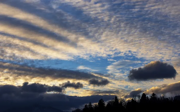 Gerahmter Druck : Dramatischer wolkenbewölkter Himmel, Cirruswolken bei Sonnenuntergang.