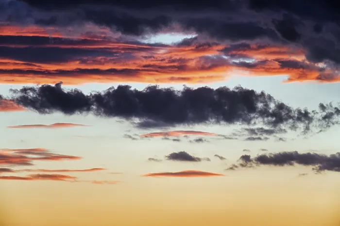 Gerahmter Druck : Dramatischer wolkenbewölkter Himmel, dunkle Sturmwolken am Sonnenuntergang. Gerahmter Druck : Dramatischer wolkenbewölkter Himmel, dunkle Sturmwolken am Sonnenuntergang.