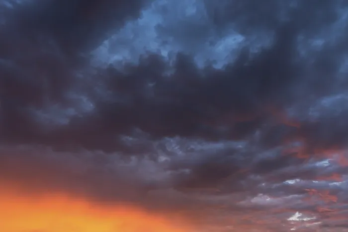 Gerahmter Druck : Dramatischer Wolkenhimmel, Abendhimmel, Bayern, Deutschland. Gerahmter Druck : Dramatischer Wolkenhimmel, Abendhimmel, Bayern, Deutschland.