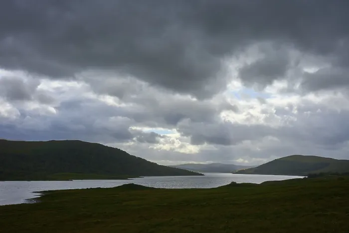 Gerahmter Druck : Dramatischer Wolkenhimmel über einem See mit Hügeln. Gerahmter Druck : Dramatischer Wolkenhimmel über einem See mit Hügeln.