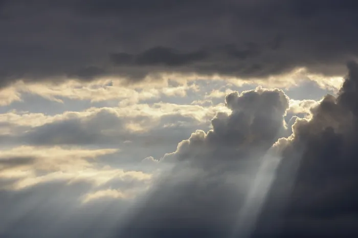 Gerahmter Druck : Dramatischer Wolkenhimmel mit Sonnenstrahlen. Gerahmter Druck : Dramatischer Wolkenhimmel mit Sonnenstrahlen.