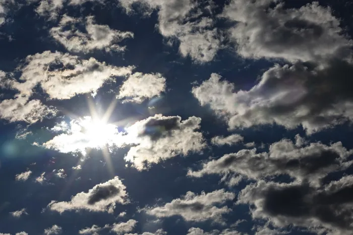Gerahmter Druck : Dramatischer Wolkenhimmel mit Sonnenstrahlen. Gerahmter Druck : Dramatischer Wolkenhimmel mit Sonnenstrahlen.