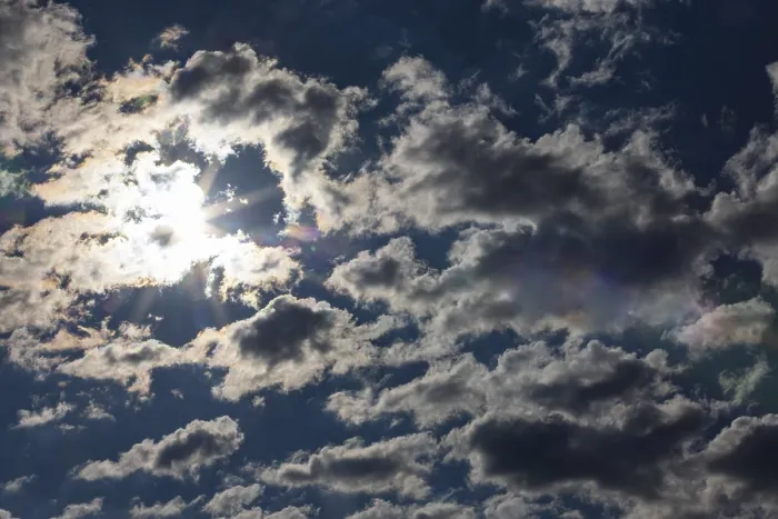 Gerahmter Druck : Dramatischer Wolkenhimmel mit Sonnenstrahlen.
