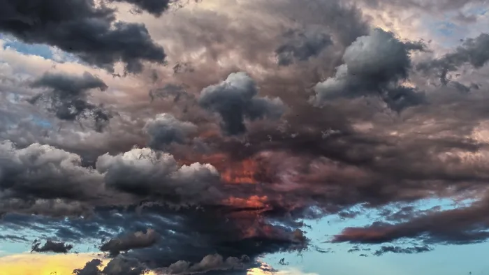 Gerahmter Druck : Dramatischer Abendhimmel mit Gewitterwolken. Gerahmter Druck : Dramatischer Abendhimmel mit Gewitterwolken.