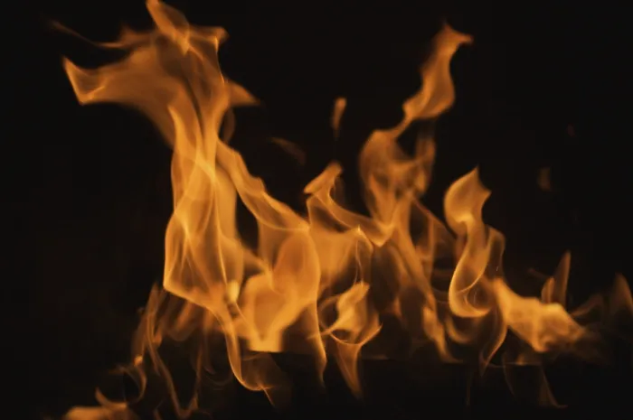 Gerahmter Druck : Flammen in Dunkelheit Gerahmter Druck : Flammen in Dunkelheit