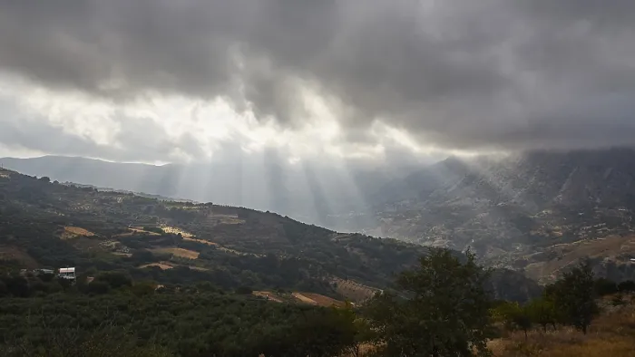Gerahmter Druck : Dramatischer Landschaftsraum mit Sonnenstrahlen, die durch eine Wolkenbedeckung brechen. Gerahmter Druck : Dramatischer Landschaftsraum mit Sonnenstrahlen, die durch eine Wolkenbedeckung brechen.