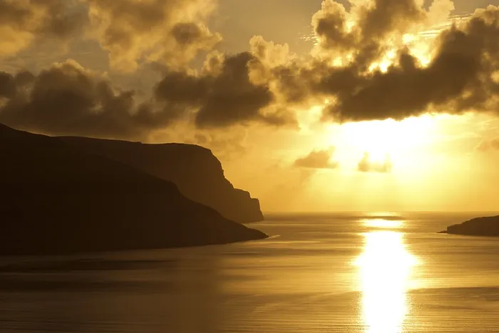 Gerahmter Druck : Dramatische Lichtstimmung, Wolken, Abendsonne und das Meer. Gerahmter Druck : Dramatische Lichtstimmung, Wolken, Abendsonne und das Meer.