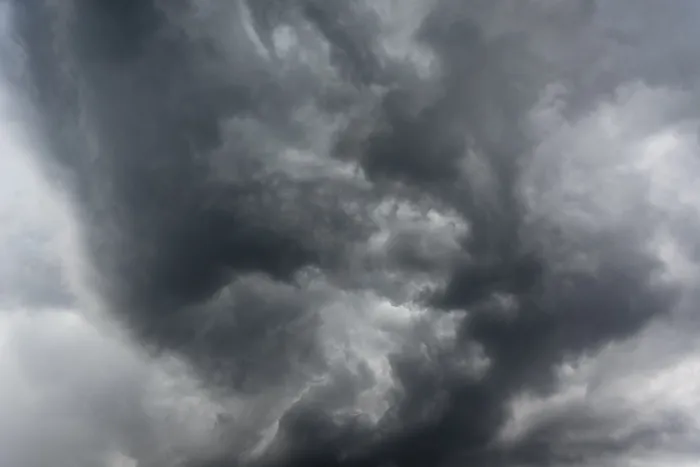 Gerahmter Druck : Dramatische Beleuchtungsmode mit dunklen Gewitterwolken. Gerahmter Druck : Dramatische Beleuchtungsmode mit dunklen Gewitterwolken.