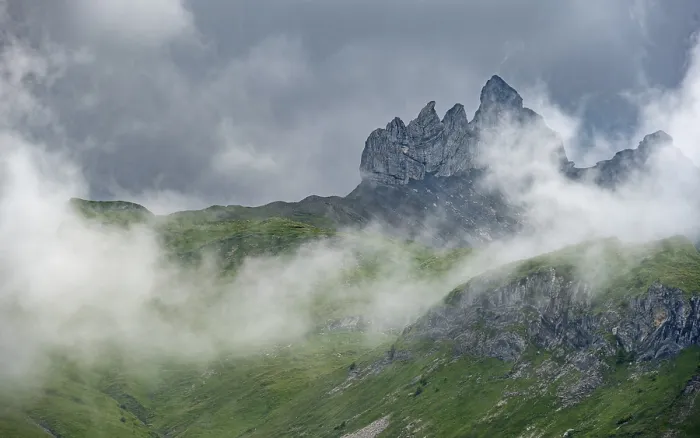 Gerahmter Druck : Dramatische Berglandschaft mit Wolken. Gerahmter Druck : Dramatische Berglandschaft mit Wolken.