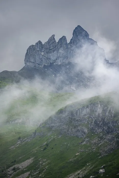 Gerahmter Druck : Dramatische Berglandschaft mit Wolken, felsige Gipfel des Lobhorners bei Suls-Lobhornhütte, Berner Alpen, Berner Oberland, Schweiz Gerahmter Druck : Dramatische Berglandschaft mit Wolken, felsige Gipfel des Lobhorners bei Suls-Lobhornhütte, Berner Alpen, Berner Oberland, Schweiz
