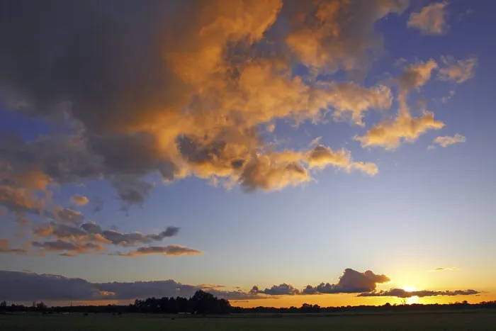 Gerahmter Druck : Dramatischer Himmel mit Wolken, die von unten durch das späte Abendlicht des Sonnenuntergangs beleuchtet werden. Gerahmter Druck : Dramatischer Himmel mit Wolken, die von unten durch das späte Abendlicht des Sonnenuntergangs beleuchtet werden.