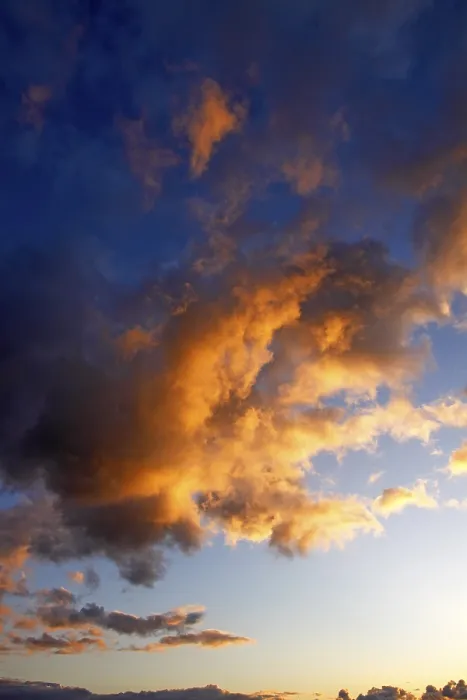 Gerahmter Druck : Dramatischer Himmel mit Wolken, die von unten durch das späte Abendlicht des Sonnenuntergangs beleuchtet werden. Gerahmter Druck : Dramatischer Himmel mit Wolken, die von unten durch das späte Abendlicht des Sonnenuntergangs beleuchtet werden.
