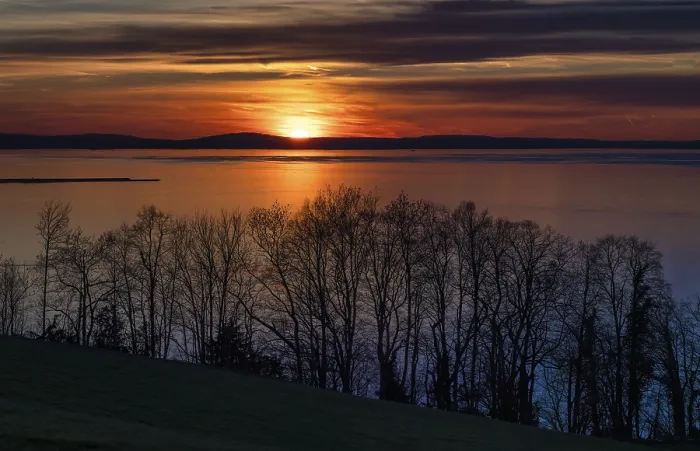 Gerahmter Druck : Dramatischer Sonnenuntergang am See, Bregenz. Gerahmter Druck : Dramatischer Sonnenuntergang am See, Bregenz.