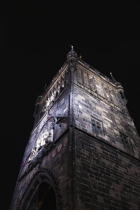 Gerahmter Druck : Ein dramatischer Blick auf einen gotischen Turm in Prag. Gerahmter Druck : Ein dramatischer Blick auf einen gotischen Turm in Prag.