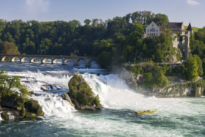 Gerahmter Druck : Dramatischer Wasserfall mit Brücke Gerahmter Druck : Dramatischer Wasserfall mit Brücke
