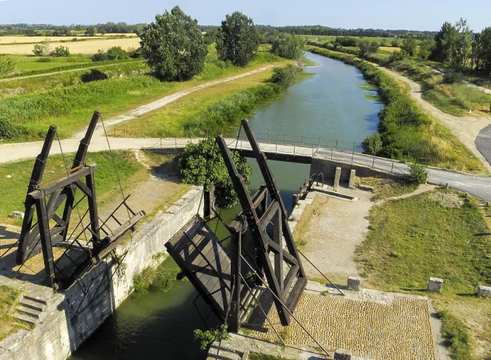 Gerahmter Druck : Brückentor der Scheuse Montcalde Gerahmter Druck : Brückentor der Scheuse Montcalde