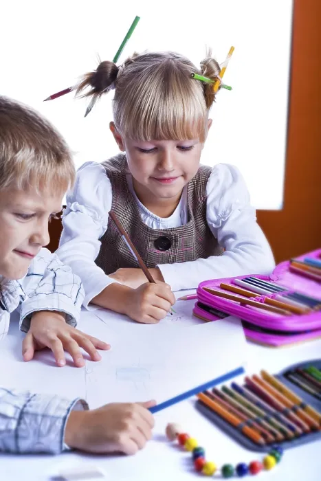 Gerahmter Druck : Zwei Zeichenschüler am Tisch. Gerahmter Druck : Zwei Zeichenschüler am Tisch.