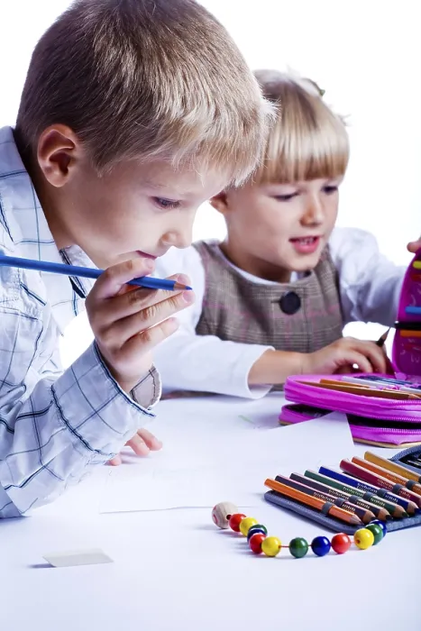 Gerahmter Druck : Zwei Zeichenschüler am Tisch. Gerahmter Druck : Zwei Zeichenschüler am Tisch.