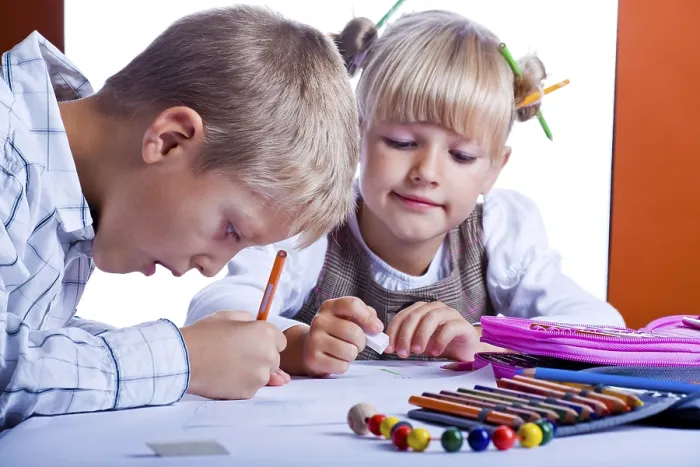 Gerahmter Druck : Zwei Zeichenschüler am Tisch.