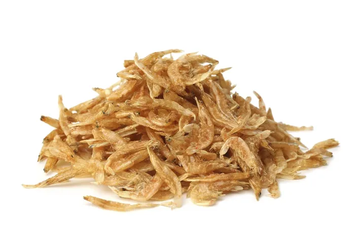 Gerahmter Druck : Getrocknete Krill auf weißem Hintergrund. Gerahmter Druck : Getrocknete Krill auf weißem Hintergrund.