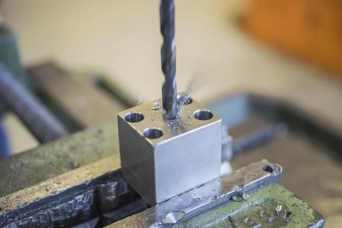Gerahmter Druck : Bohren in einem Metallwerkstück. Gerahmter Druck : Bohren in einem Metallwerkstück.