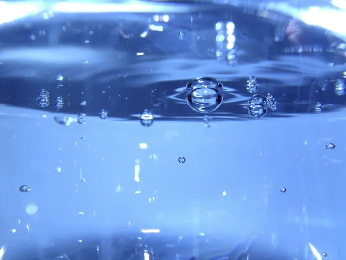 Gerahmter Druck : Wasser trinken in einem Glas. Gerahmter Druck : Wasser trinken in einem Glas.