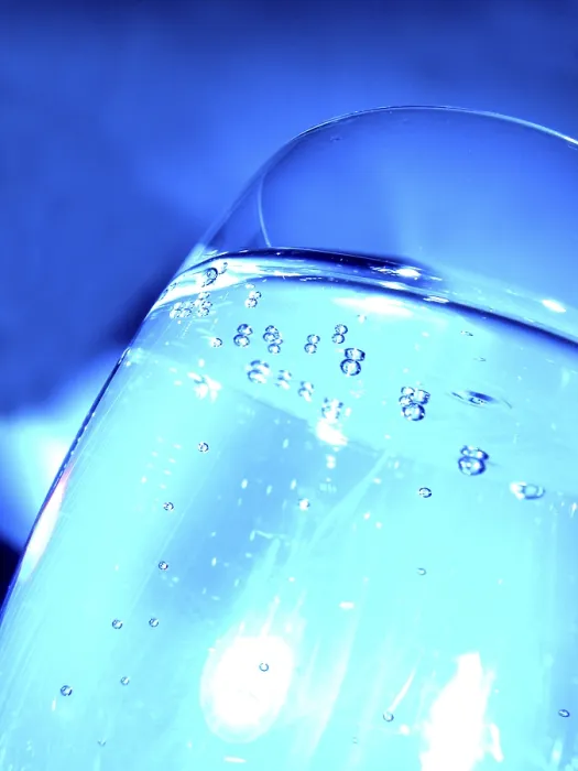 Gerahmter Druck : Trinkwasser in einem Glas.