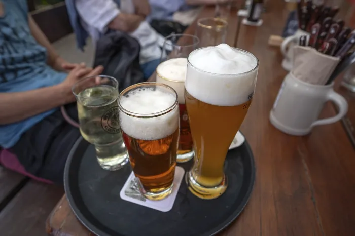 Gerahmter Druck : Getränke auf dem Tisch eines Biergartens. Gerahmter Druck : Getränke auf dem Tisch eines Biergartens.