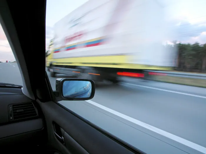 Gerahmter Druck : Autofahren auf der Autobahn. Gerahmter Druck : Autofahren auf der Autobahn.
